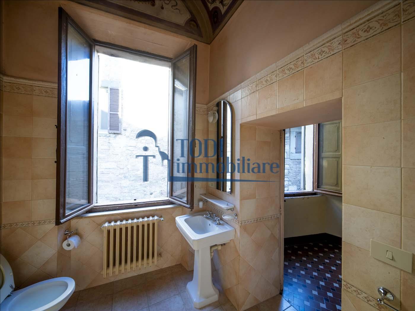 Appartamento in Vendita a Todi (PG) Corso Cavour 9 - Todi Immobiliare