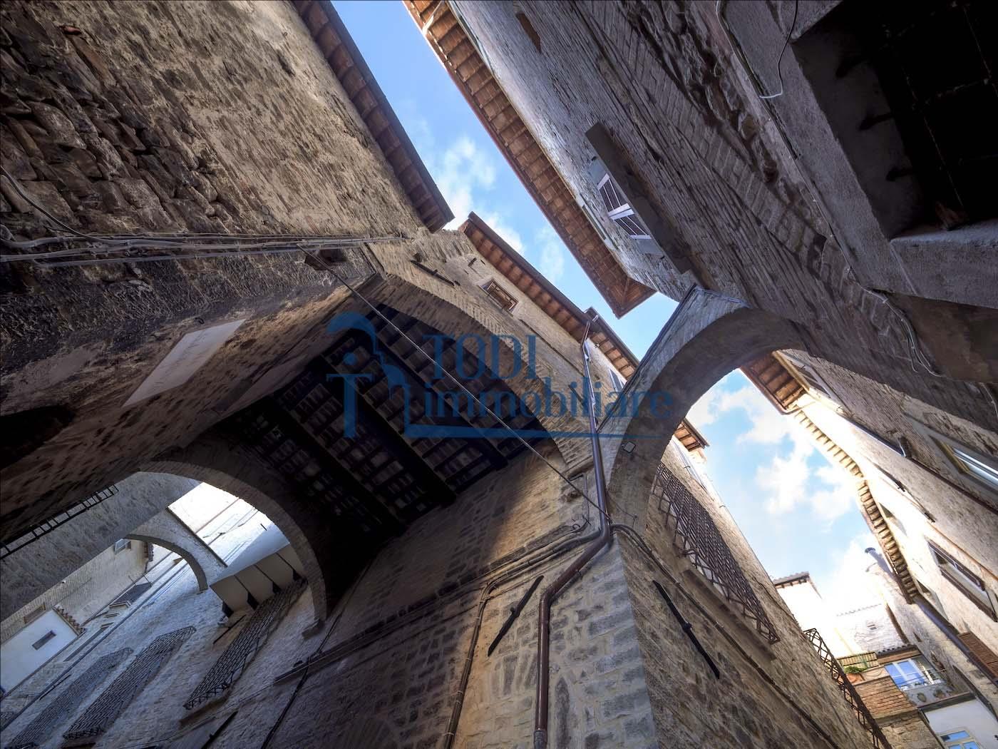 Appartamento in Vendita a Todi (PG) Corso Cavour 9 - Todi Immobiliare
