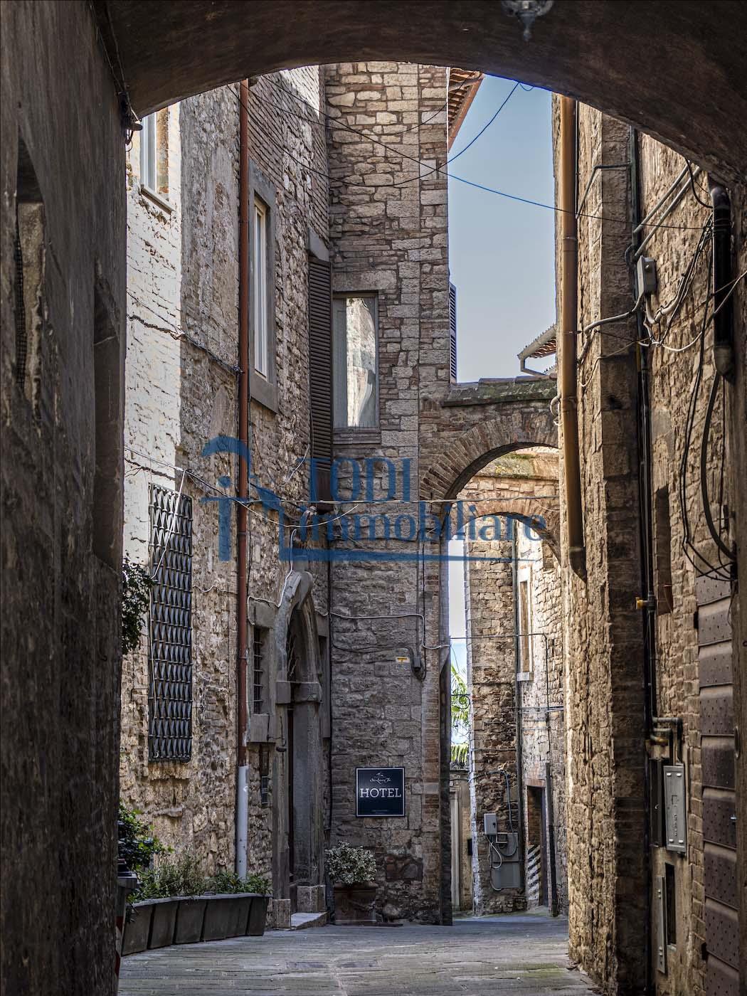Appartamento in Vendita a Todi (PG) Corso Cavour 9 - Todi Immobiliare