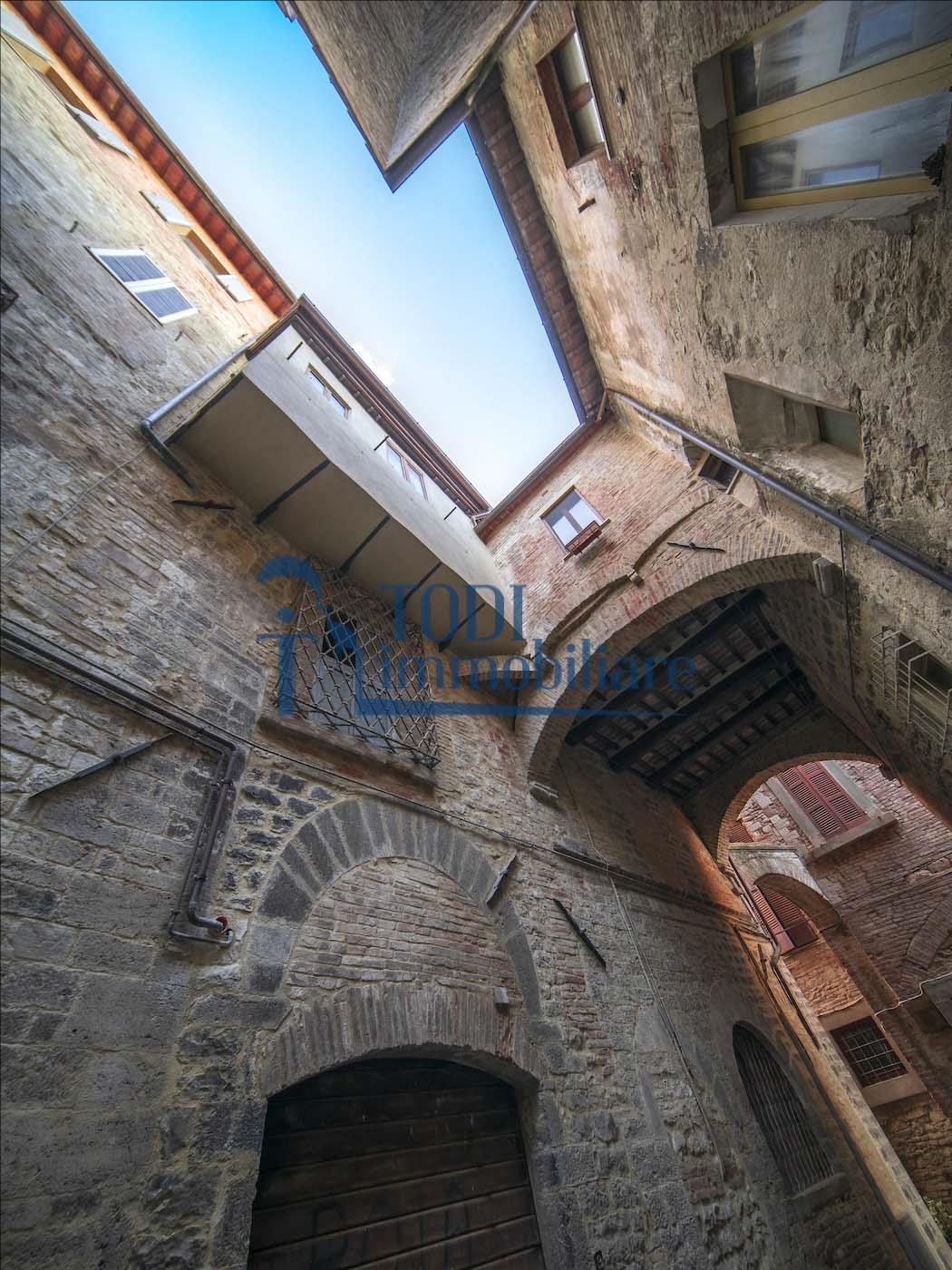 Appartamento in Vendita a Todi (PG) Corso Cavour 9 - Todi Immobiliare