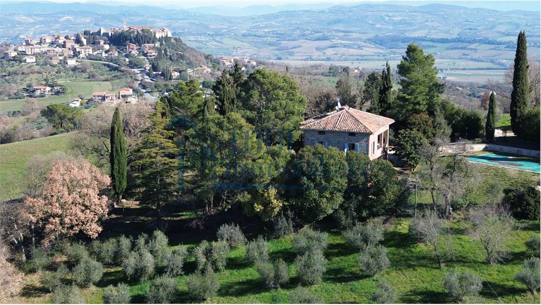 Villa in Pietra 300 mq con 2ha di terreno _ Uliveto _ Piscina - Todi Immobiliare