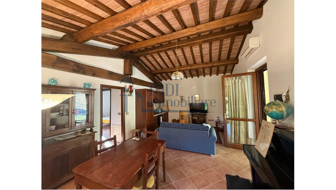 Caratteristica Casa di Campagna ristrutturata con 9 ha di Terreno - Todi Immobiliare