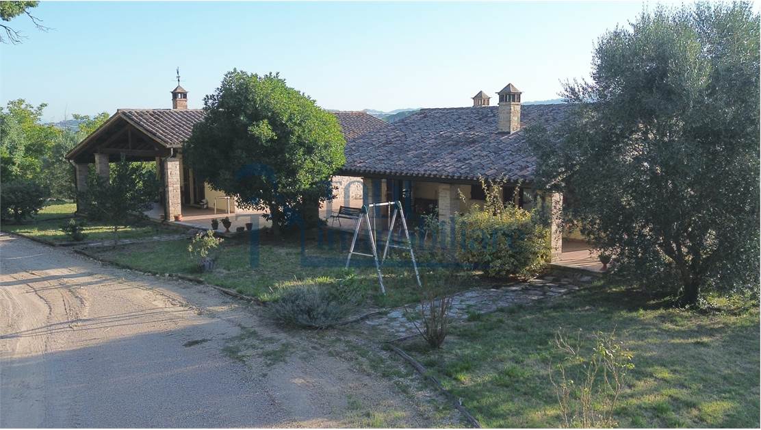 Caratteristica Casa di Campagna ristrutturata con 9 ha di Terreno - Todi Immobiliare