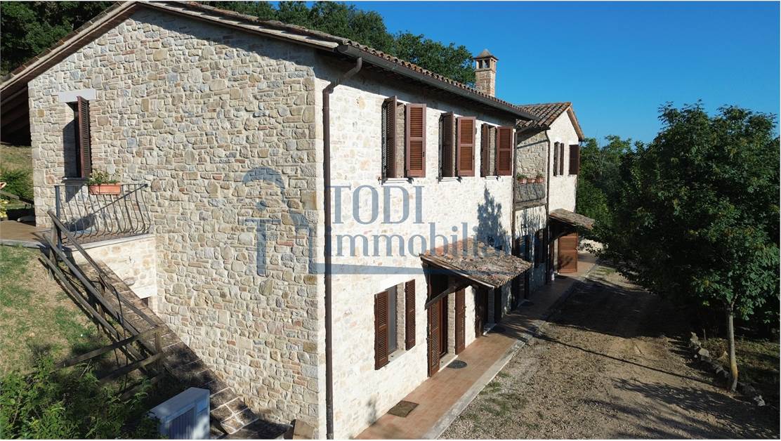 Caratteristica Casa di Campagna ristrutturata con 9 ha di Terreno - Todi Immobiliare
