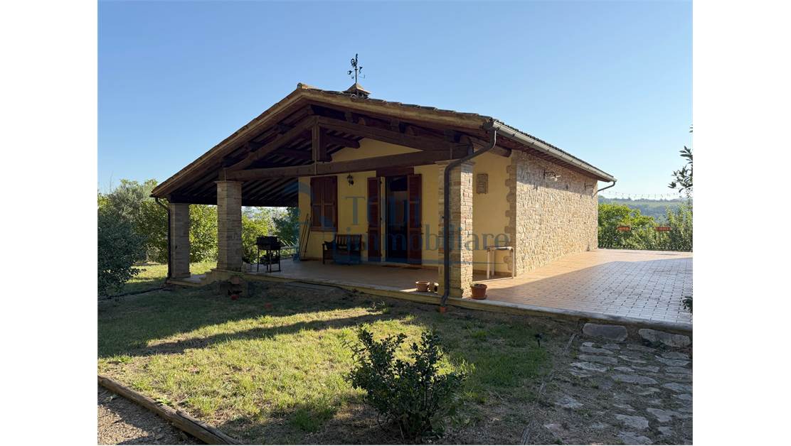 Caratteristica Casa di Campagna ristrutturata con 9 ha di Terreno - Todi Immobiliare