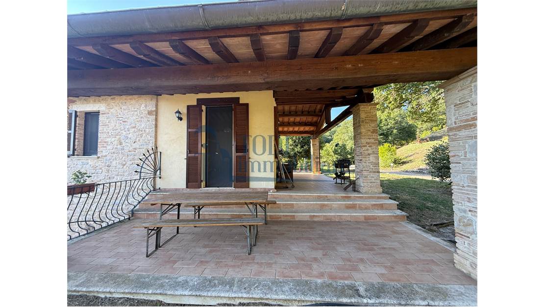 Caratteristica Casa di Campagna ristrutturata con 9 ha di Terreno - Todi Immobiliare