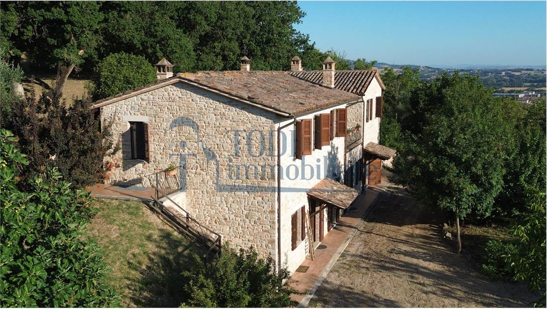 Caratteristica Casa di Campagna ristrutturata con 9 ha di Terreno - Todi Immobiliare