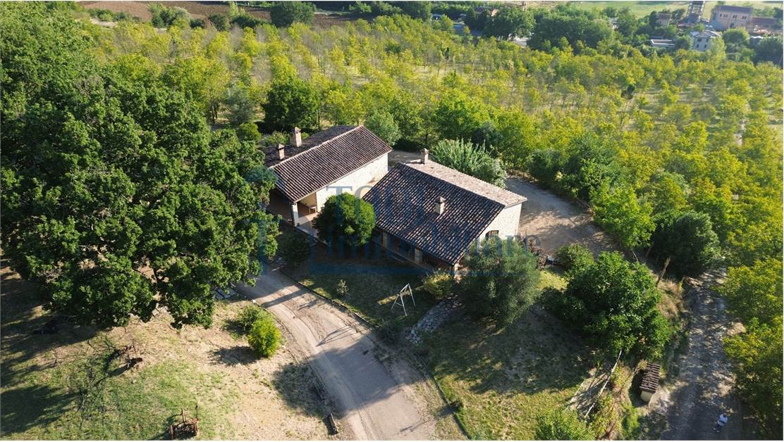 Caratteristica Casa di Campagna ristrutturata con 9 ha di Terreno - Todi Immobiliare