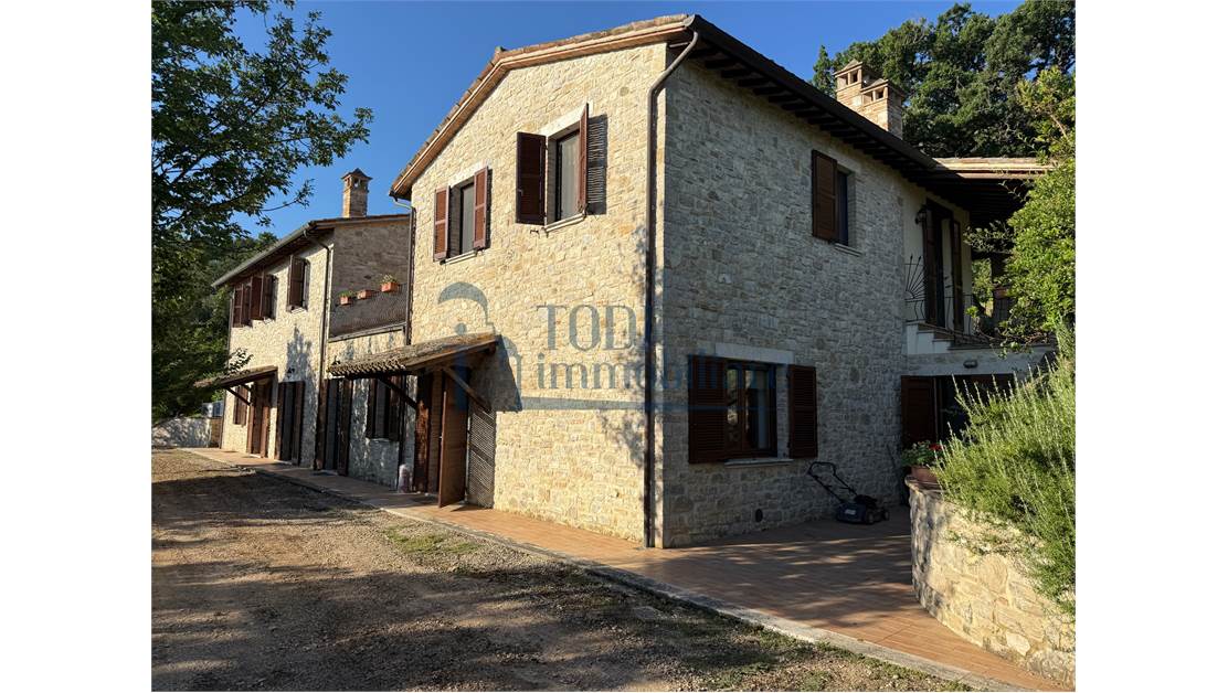 Caratteristica Casa di Campagna ristrutturata con 9 ha di Terreno - Todi Immobiliare
