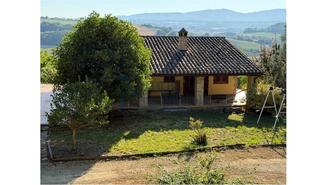 Caratteristica Casa di Campagna ristrutturata con 9 ha di Terreno - Todi Immobiliare
