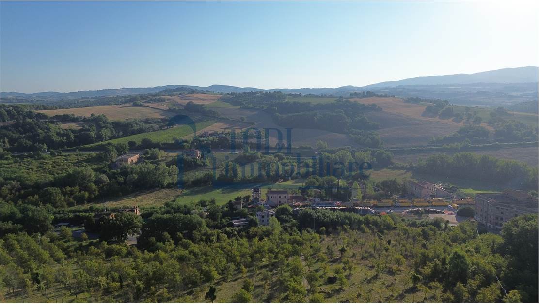 Caratteristica Casa di Campagna ristrutturata con 9 ha di Terreno - Todi Immobiliare