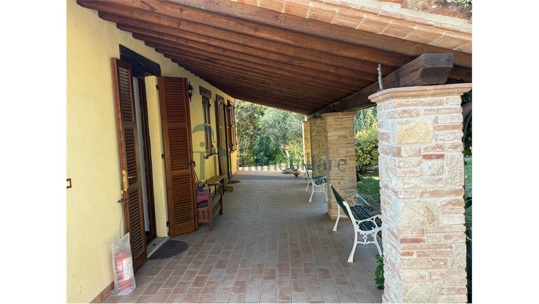 Caratteristica Casa di Campagna ristrutturata con 9 ha di Terreno - Todi Immobiliare