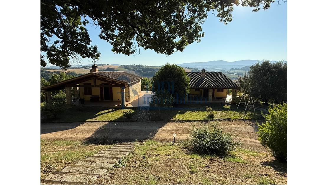 Caratteristica Casa di Campagna ristrutturata con 9 ha di Terreno - Todi Immobiliare