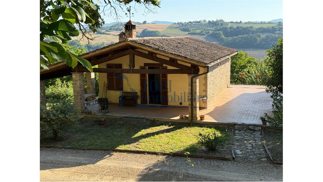 Caratteristica Casa di Campagna ristrutturata con 9 ha di Terreno - Todi Immobiliare