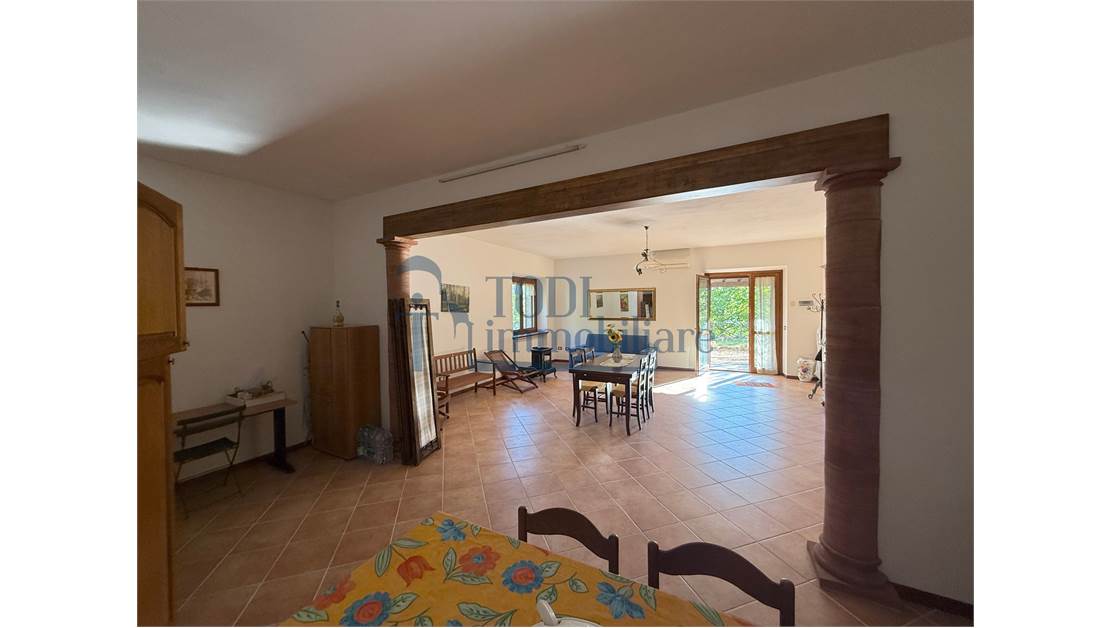 Caratteristica Casa di Campagna ristrutturata con 9 ha di Terreno - Todi Immobiliare
