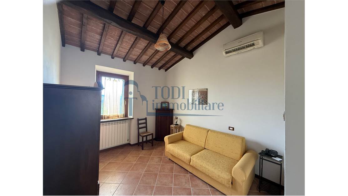 Caratteristica Casa di Campagna ristrutturata con 9 ha di Terreno - Todi Immobiliare