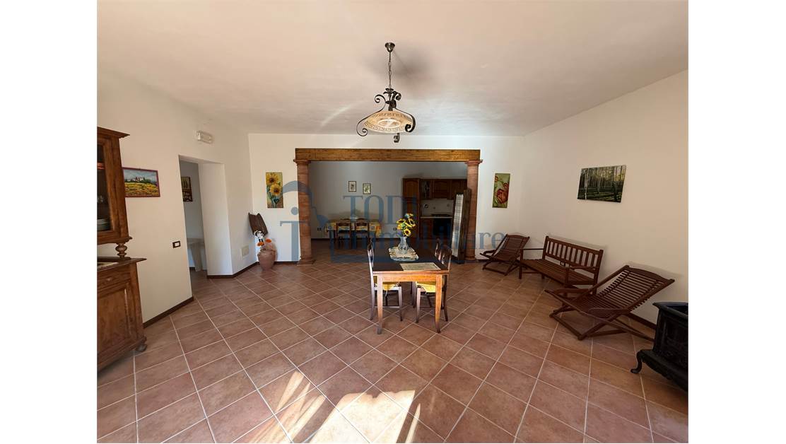 Caratteristica Casa di Campagna ristrutturata con 9 ha di Terreno - Todi Immobiliare