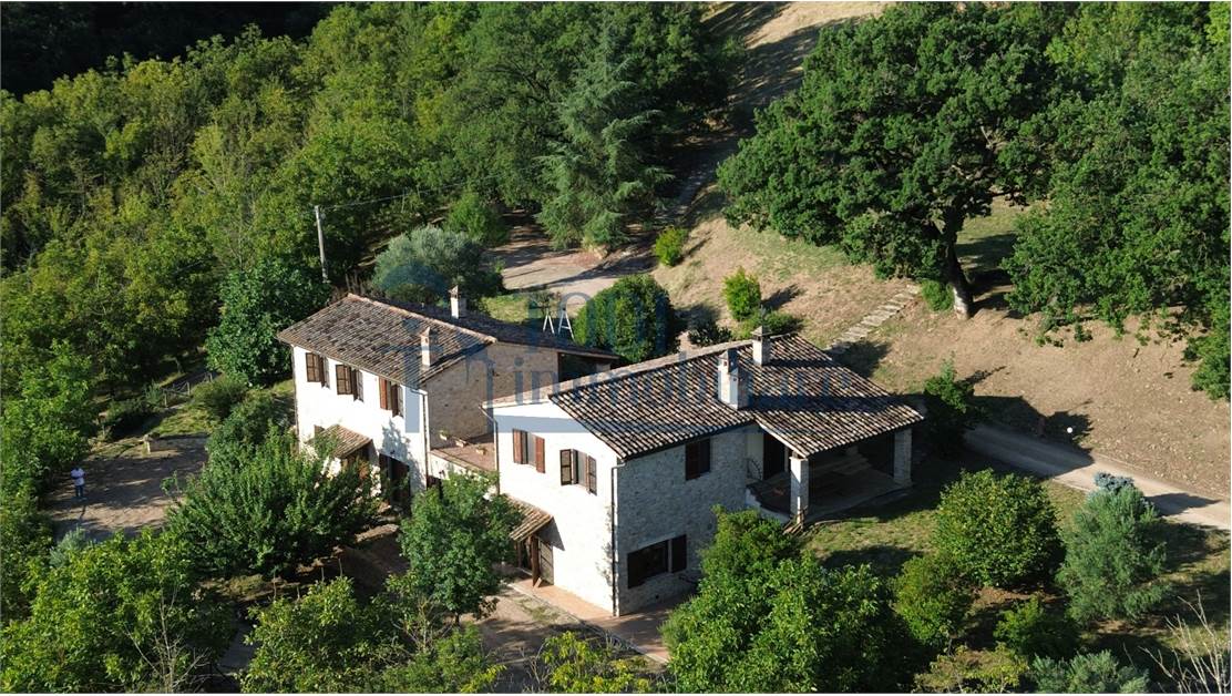 Caratteristica Casa di Campagna ristrutturata con 9 ha di Terreno - Todi Immobiliare