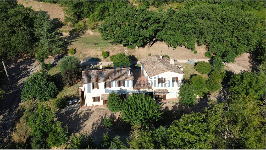 Caratteristica Casa di Campagna ristrutturata con 9 ha di Terreno - Todi Immobiliare