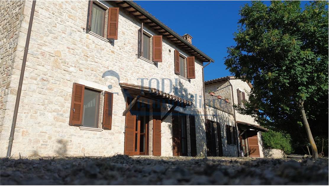 Caratteristica Casa di Campagna ristrutturata con 9 ha di Terreno - Todi Immobiliare