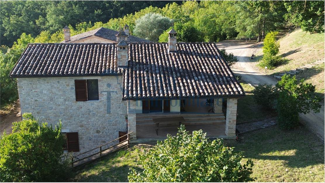 Caratteristica Casa di Campagna ristrutturata con 9 ha di Terreno - Todi Immobiliare