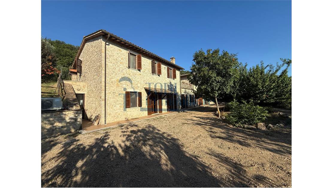 Caratteristica Casa di Campagna ristrutturata con 9 ha di Terreno - Todi Immobiliare