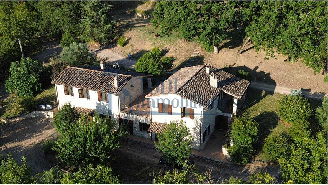Caratteristica Casa di Campagna ristrutturata con 9 ha di Terreno - Todi Immobiliare