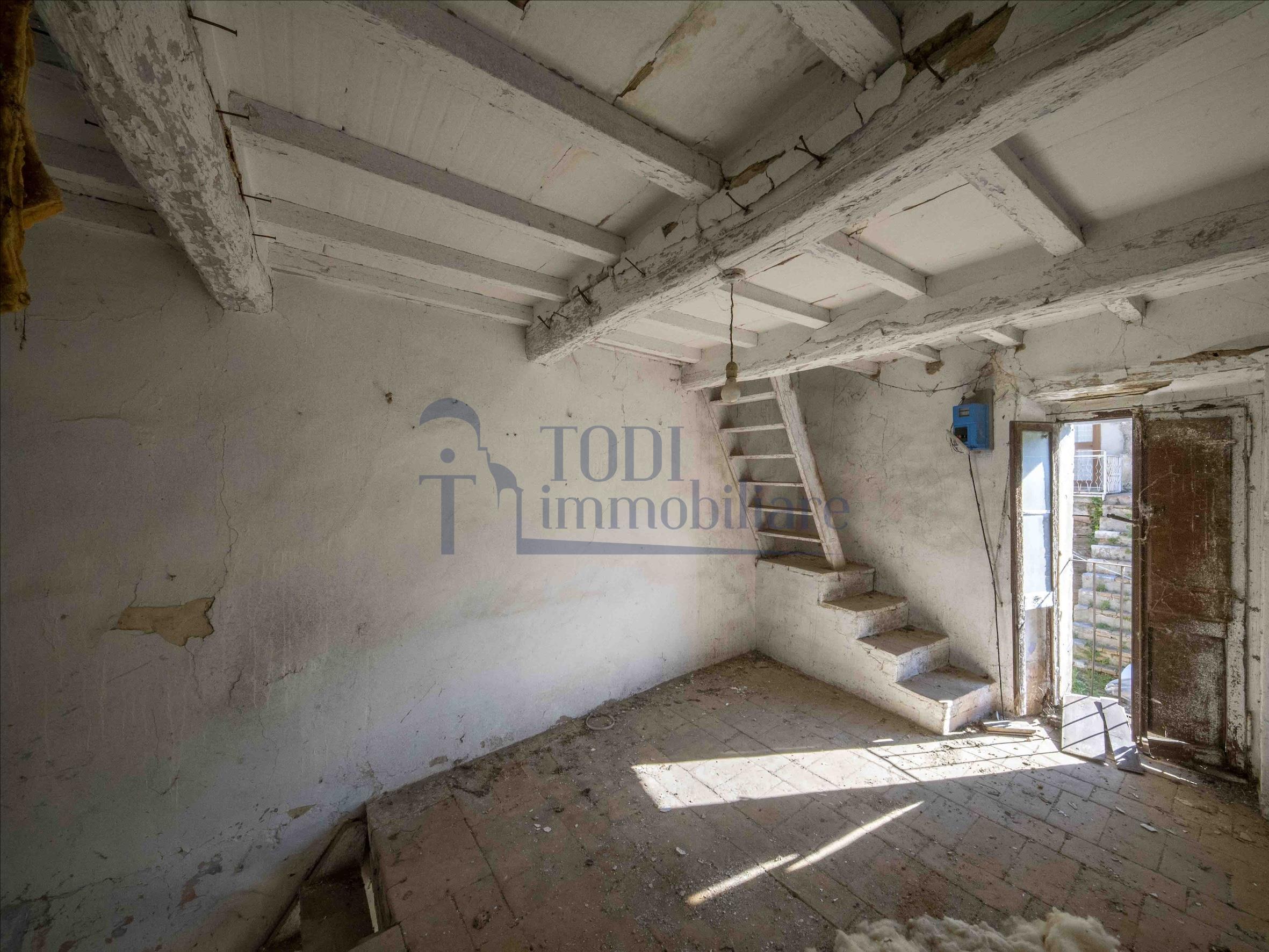 Terreno Edificabile con ulteriore porzione di fabbricato. - Todi Immobiliare