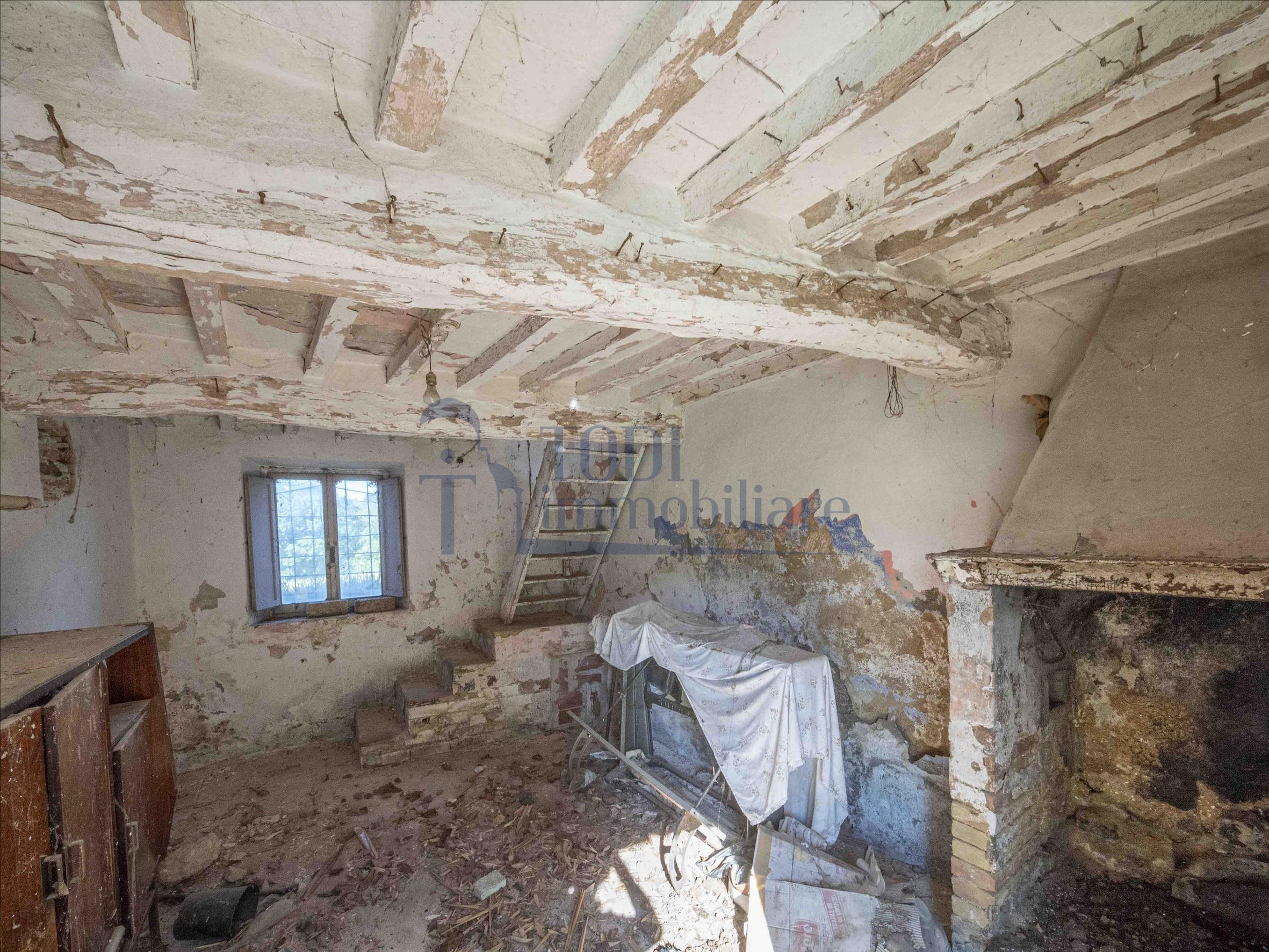 Terreno Edificabile con ulteriore porzione di fabbricato. - Todi Immobiliare