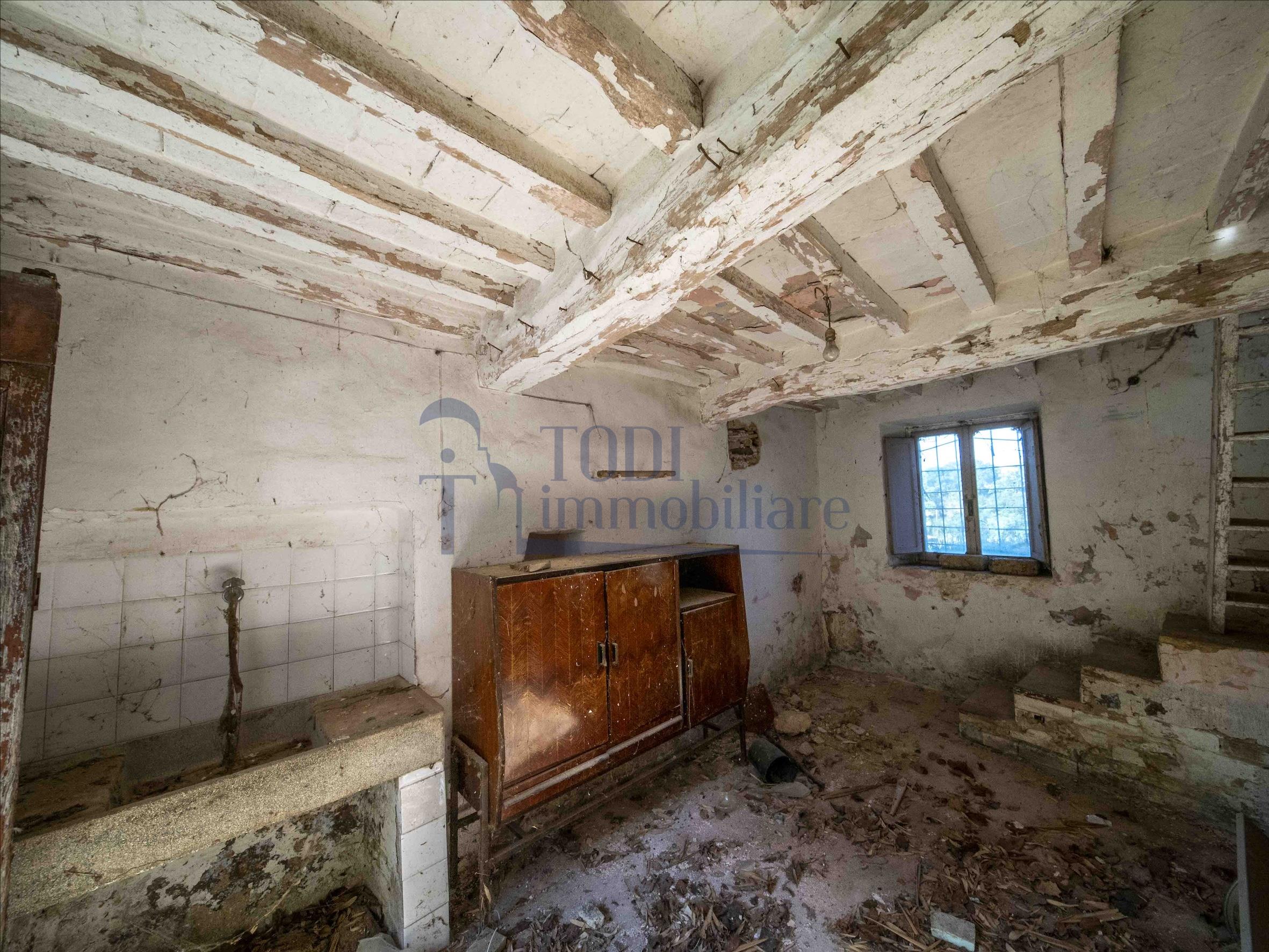 Terreno Edificabile con ulteriore porzione di fabbricato. - Todi Immobiliare