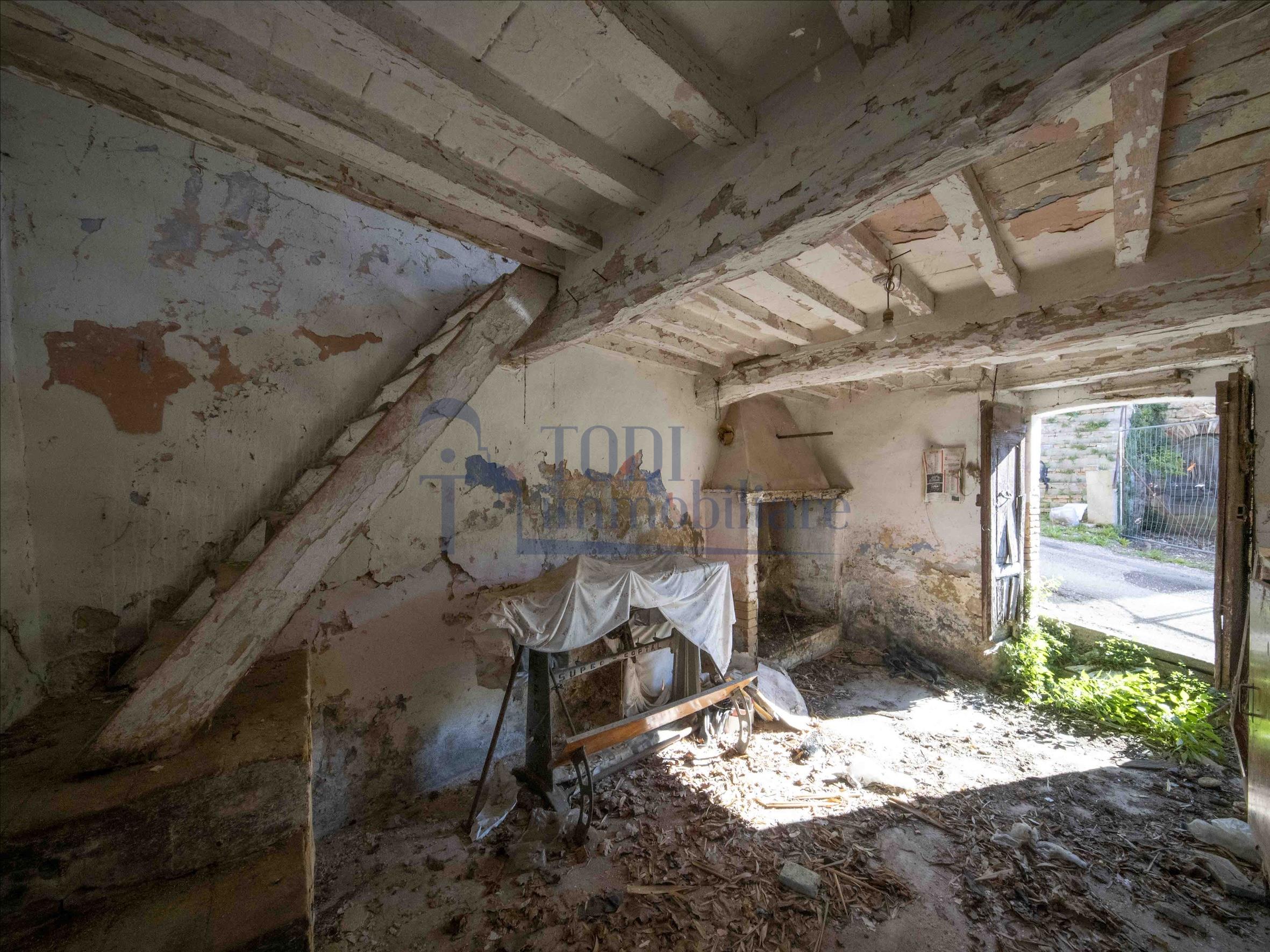 Terreno Edificabile con ulteriore porzione di fabbricato. - Todi Immobiliare