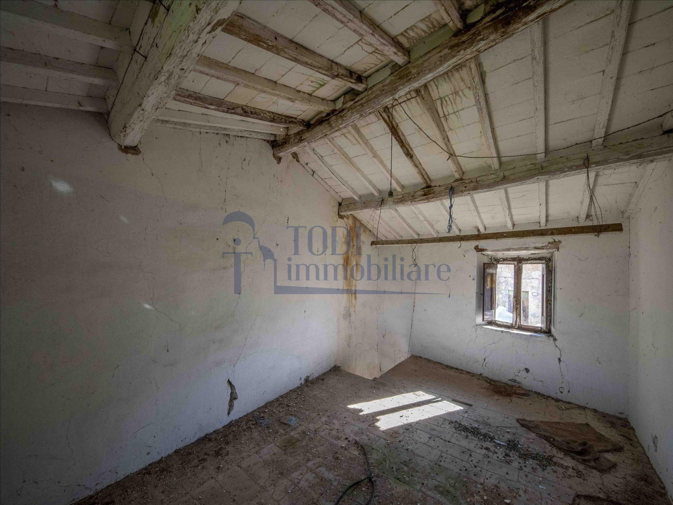 Terreno Edificabile con ulteriore porzione di fabbricato. - Todi Immobiliare