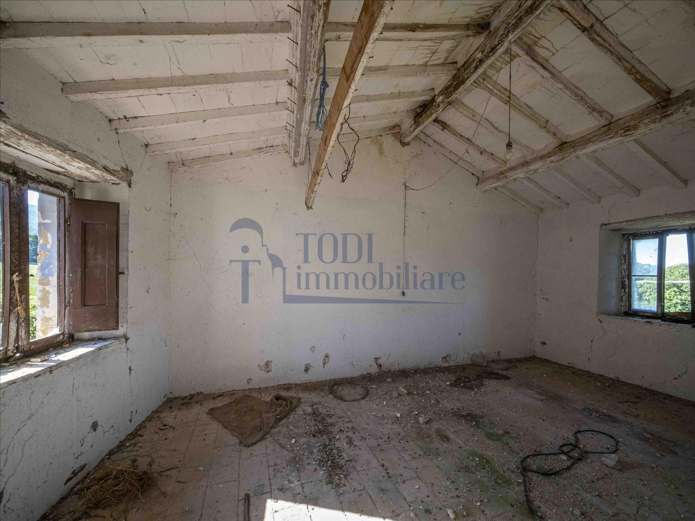 Terreno Edificabile con ulteriore porzione di fabbricato. - Todi Immobiliare