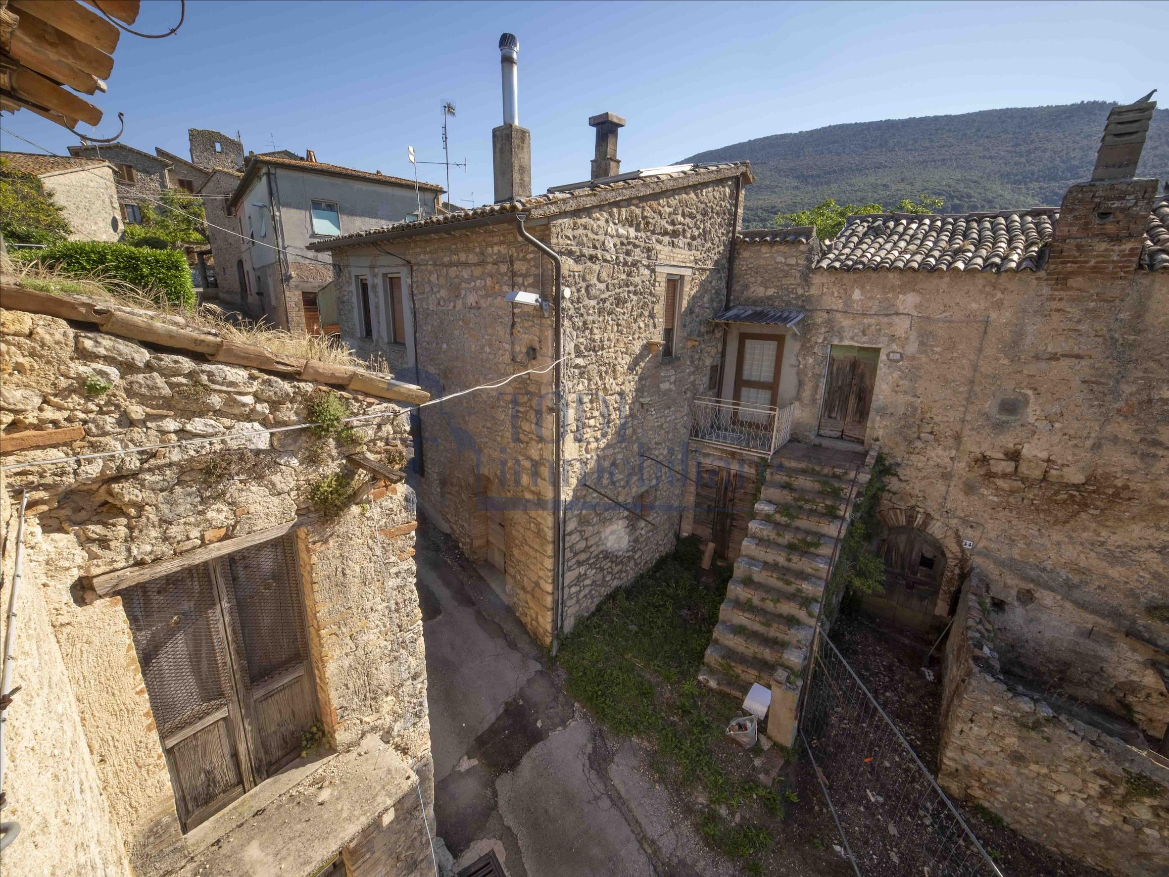 Terreno Edificabile con ulteriore porzione di fabbricato. - Todi Immobiliare