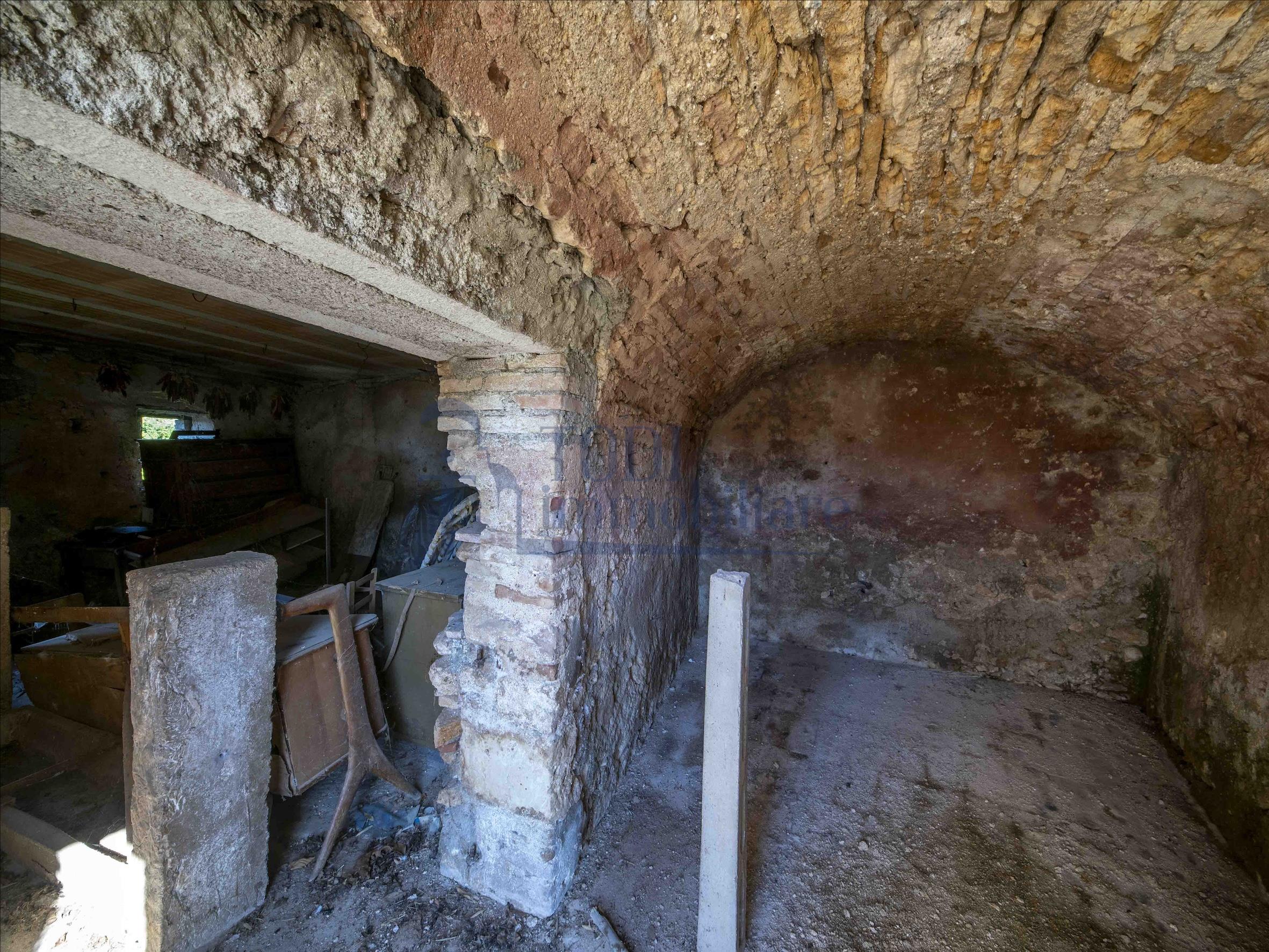 Terreno Edificabile con ulteriore porzione di fabbricato. - Todi Immobiliare