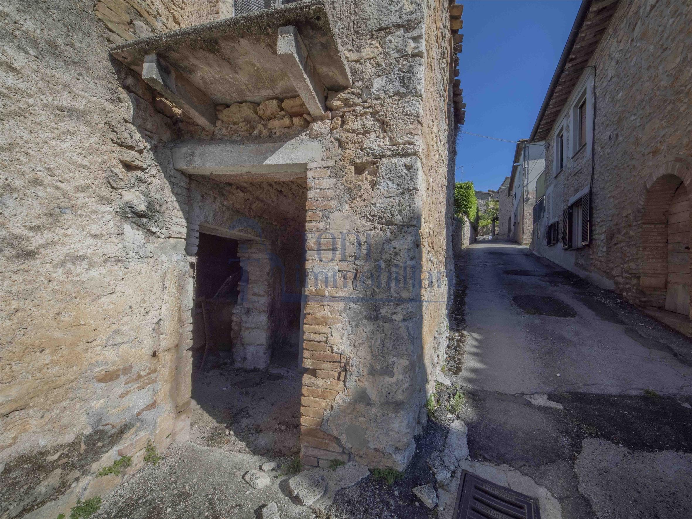 Terreno Edificabile con ulteriore porzione di fabbricato. - Todi Immobiliare