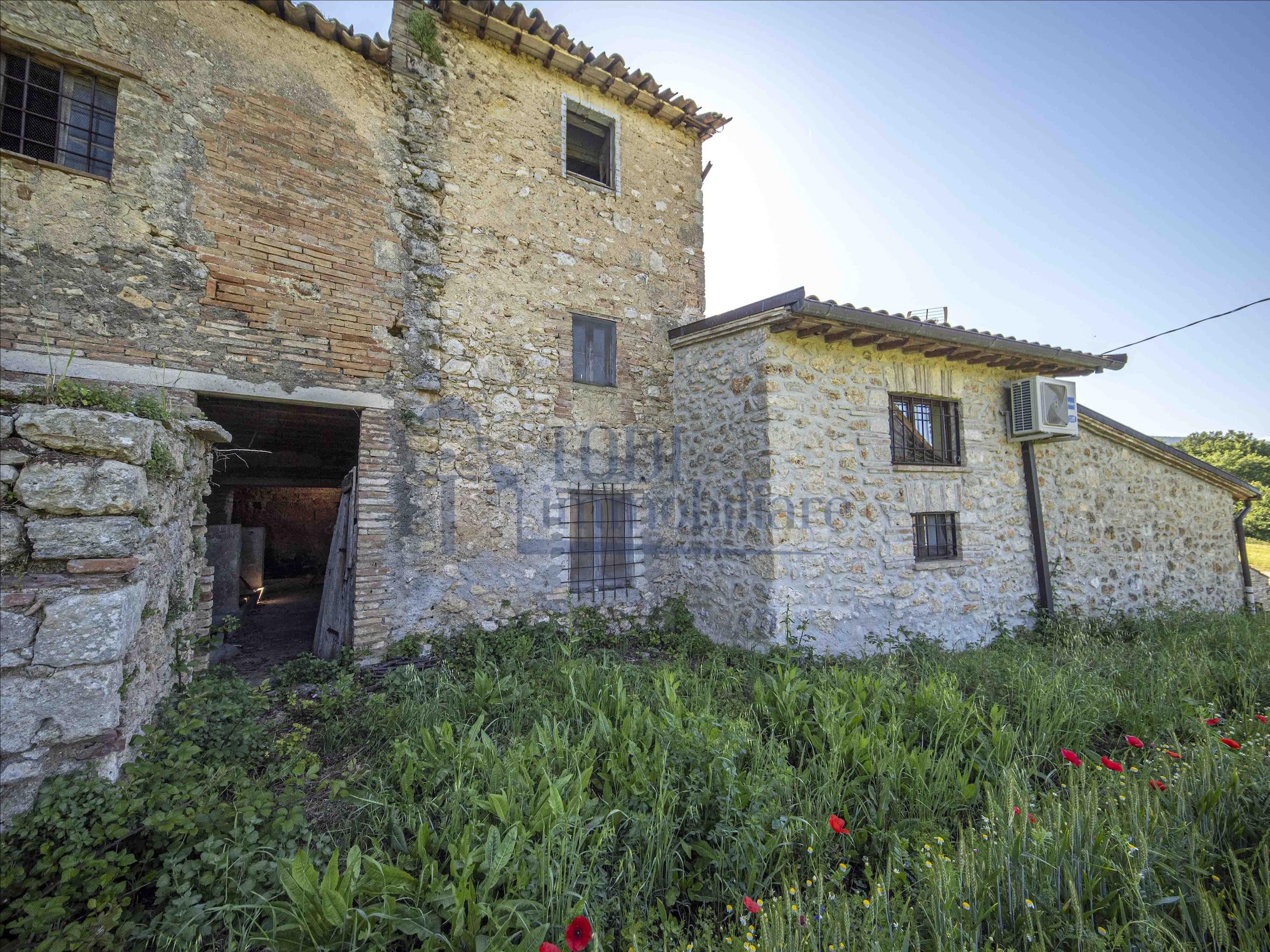 Terreno Edificabile con ulteriore porzione di fabbricato. - Todi Immobiliare