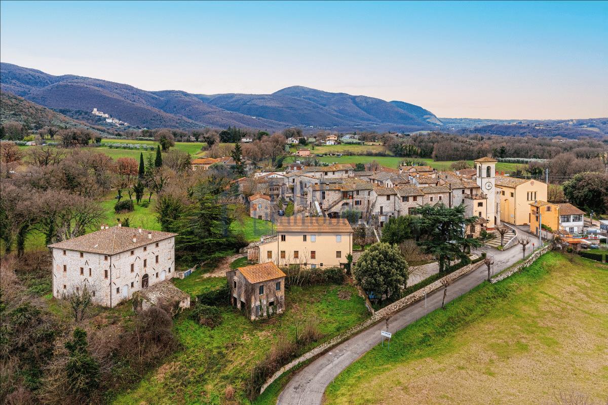 Terreno Edificabile con ulteriore porzione di fabbricato. - Todi Immobiliare