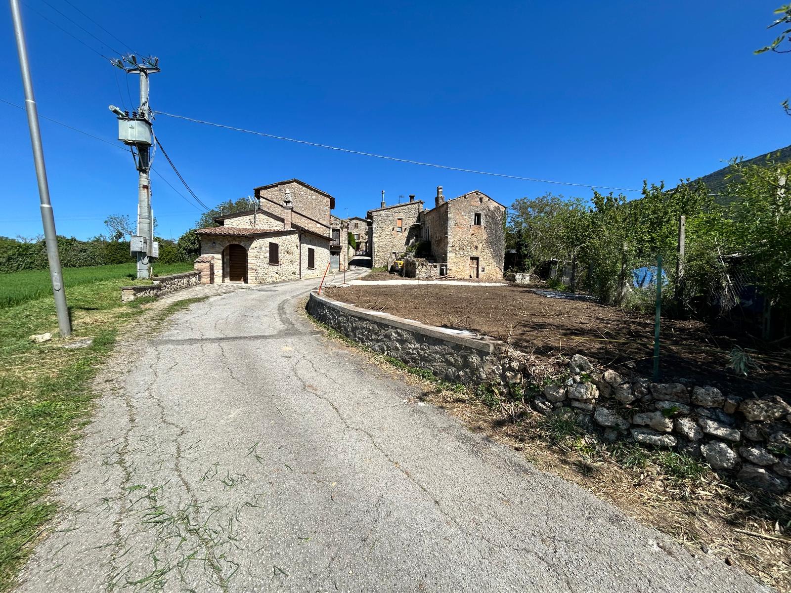 Terreno Edificabile con ulteriore porzione di fabbricato. - Todi Immobiliare