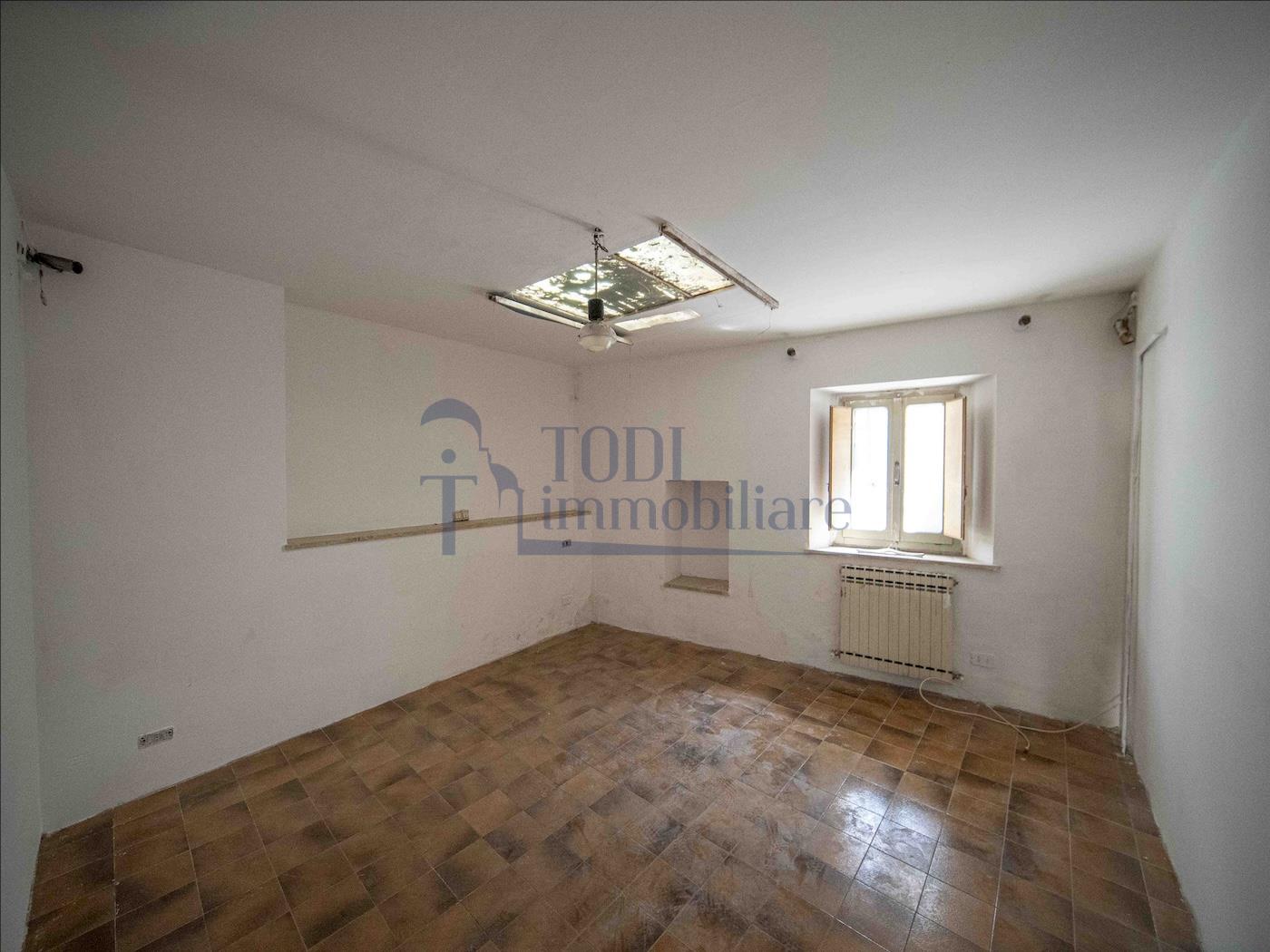 Cielo Terra Da Ristrutturare - Todi Immobiliare