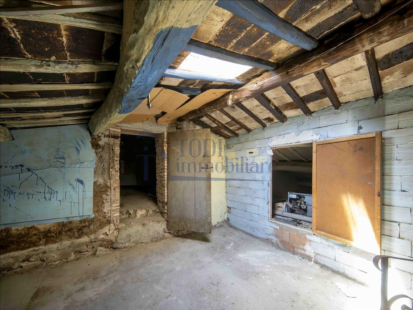 Cielo Terra Da Ristrutturare - Todi Immobiliare
