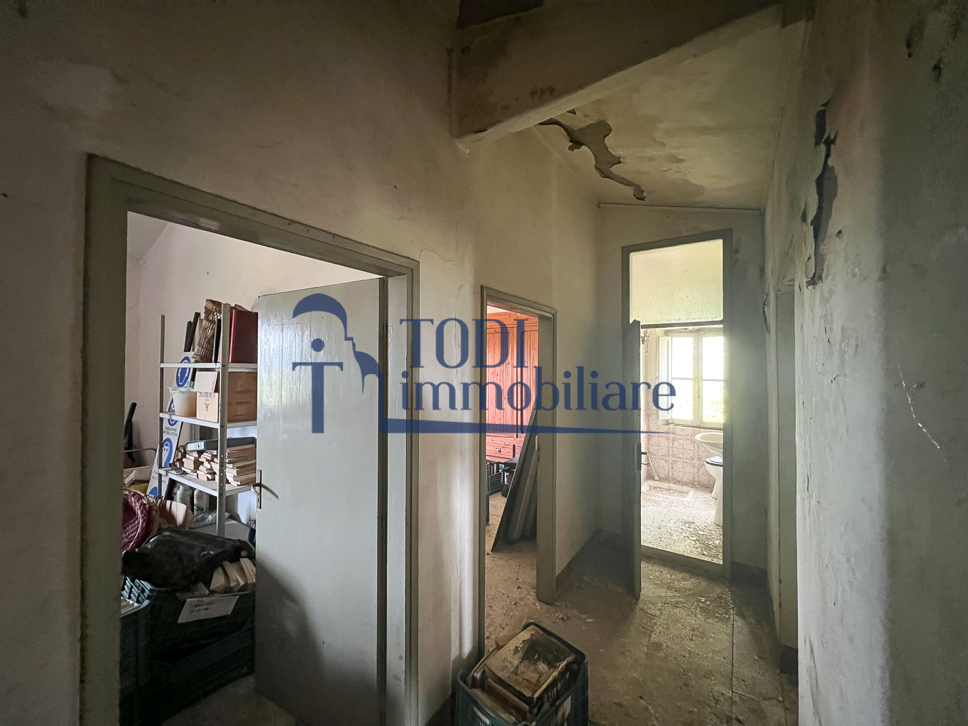 Casale da ristrutturare in posizione panoramica - Todi Immobiliare