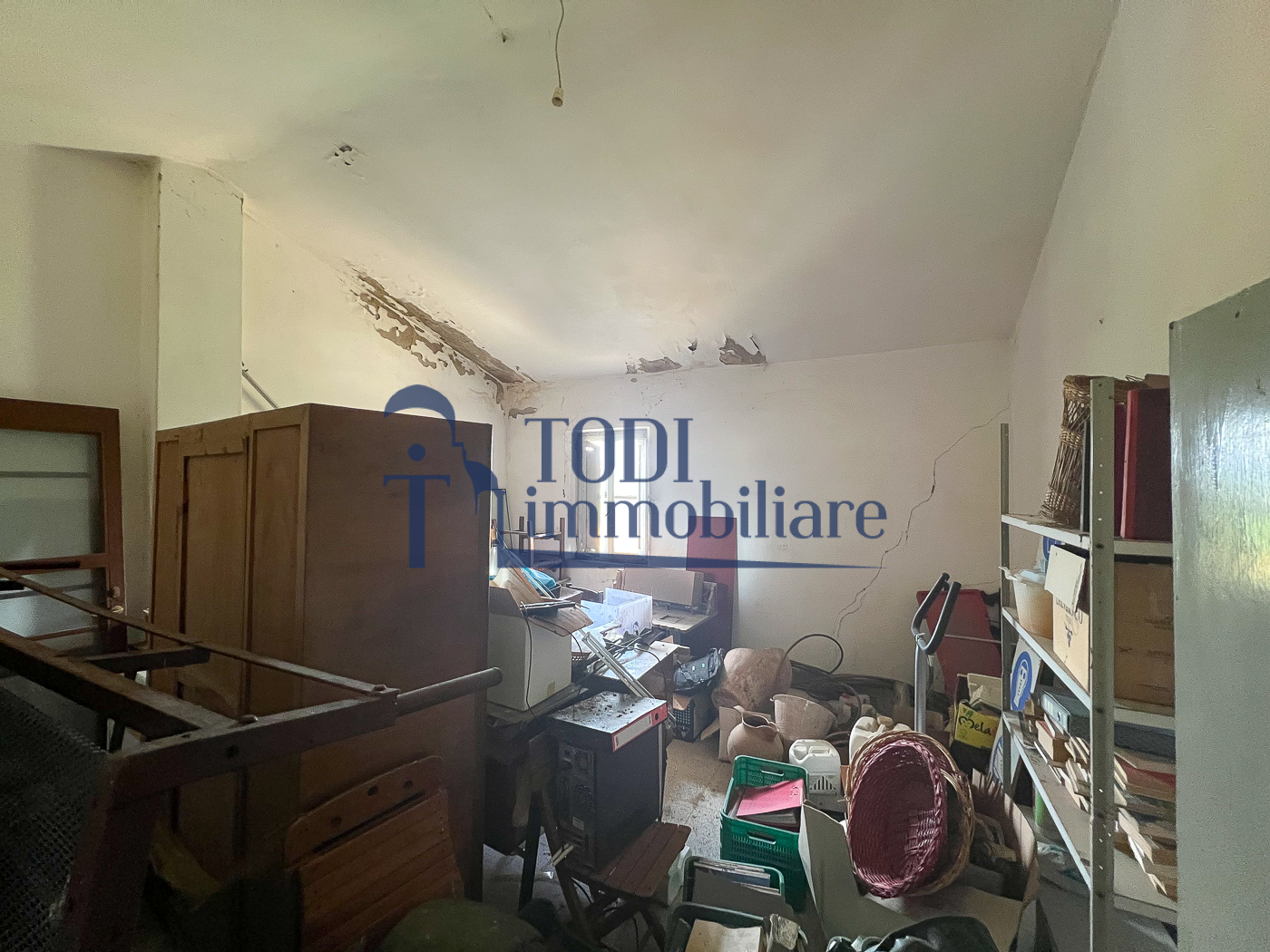 Casale da ristrutturare in posizione panoramica - Todi Immobiliare