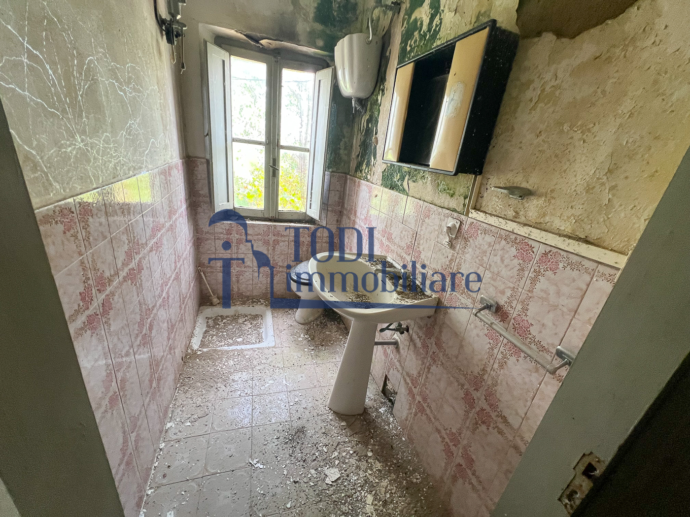 Casale da ristrutturare in posizione panoramica - Todi Immobiliare