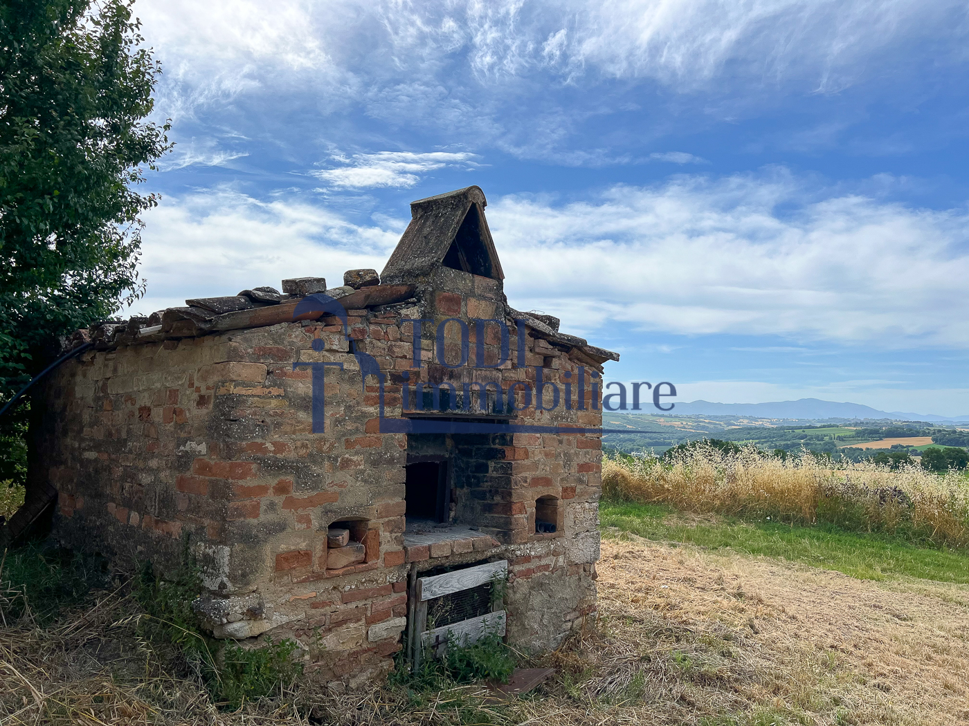 Casale da ristrutturare in posizione panoramica - Todi Immobiliare