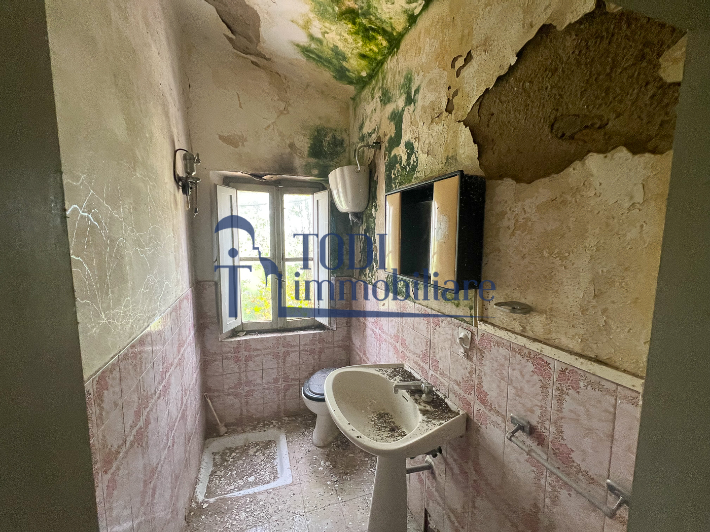 Casale da ristrutturare in posizione panoramica - Todi Immobiliare