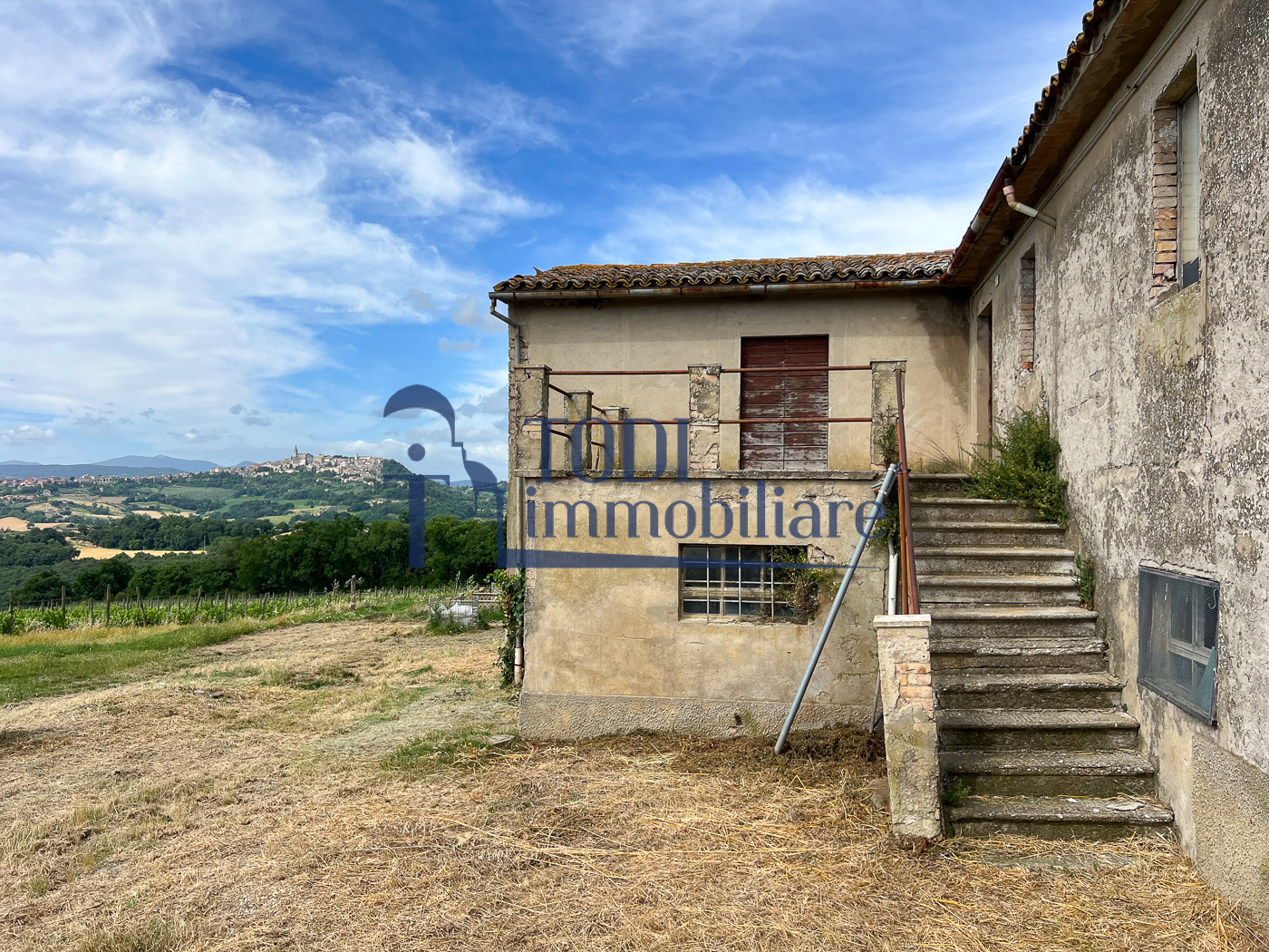 Casale da ristrutturare in posizione panoramica - Todi Immobiliare