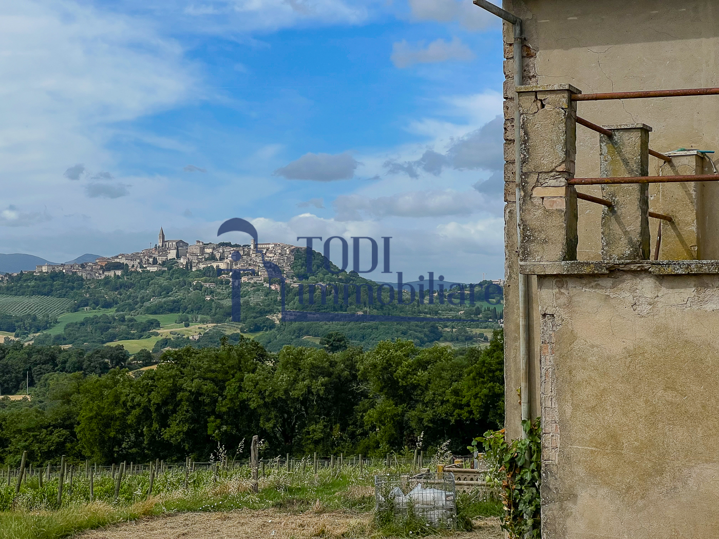 Casale da ristrutturare in posizione panoramica - Todi Immobiliare