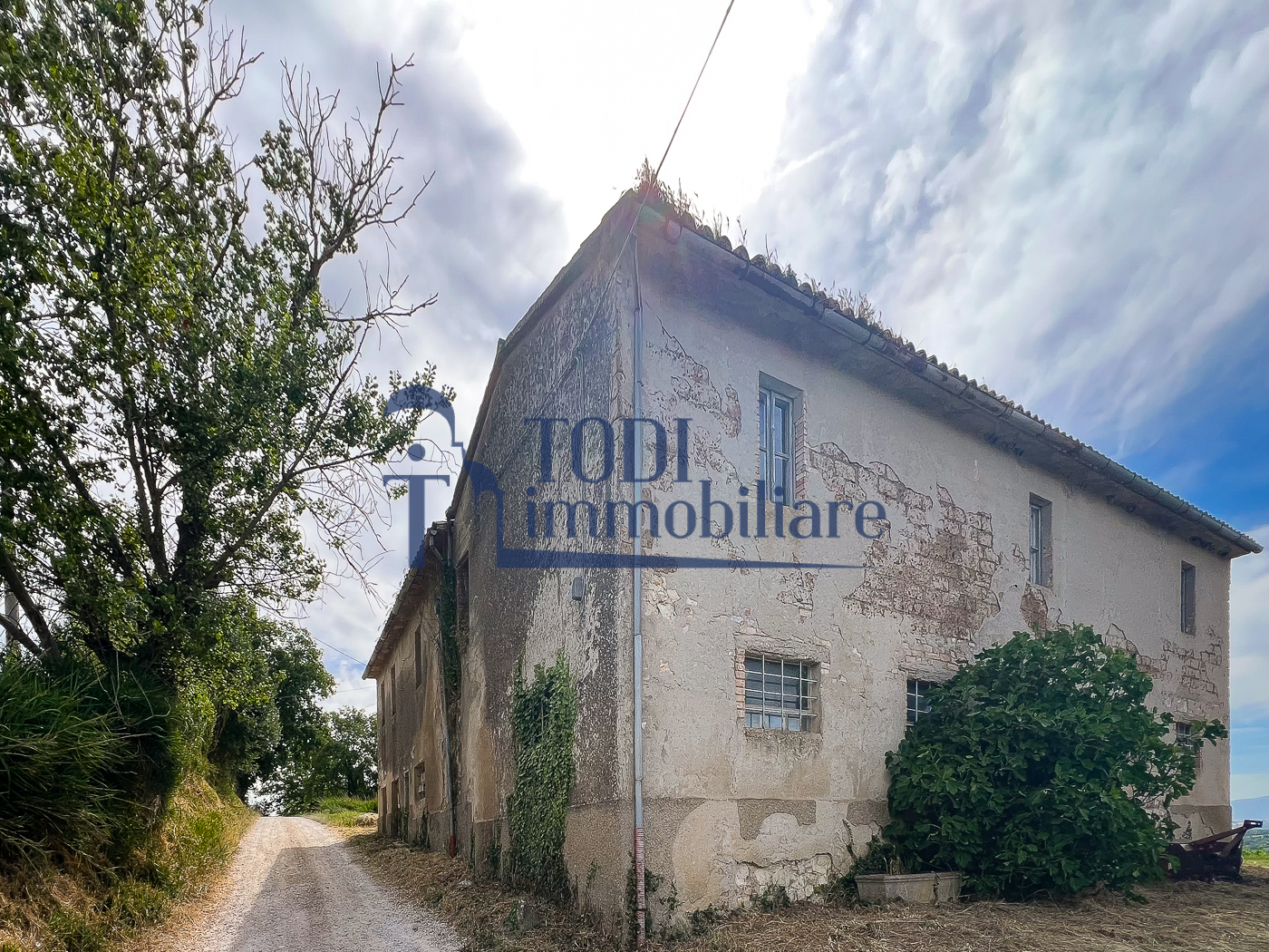 Casale da ristrutturare in posizione panoramica - Todi Immobiliare