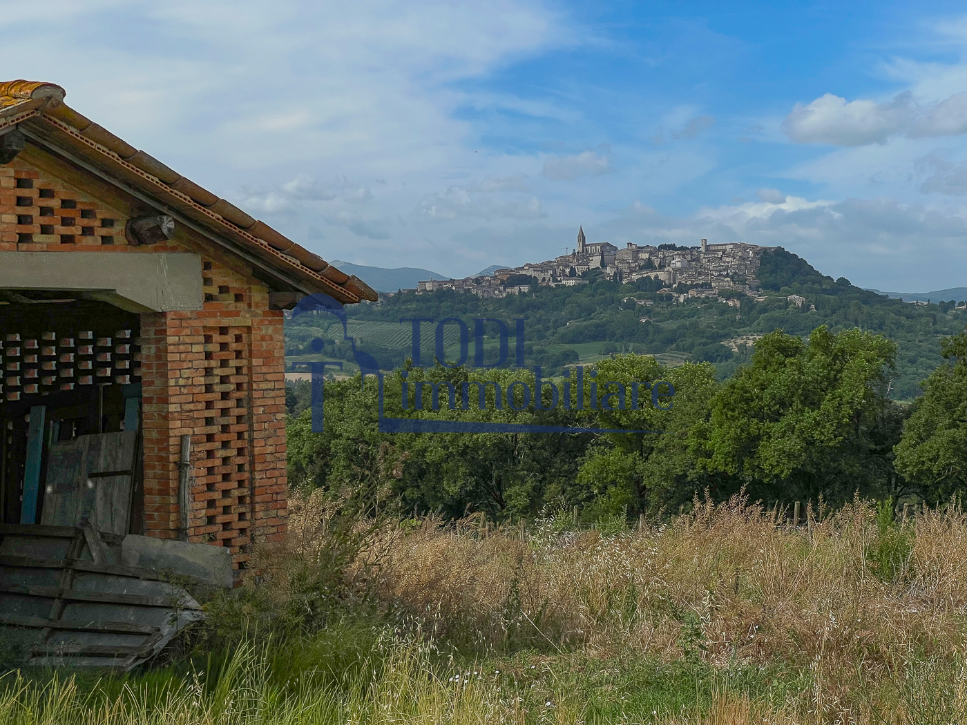Casale da ristrutturare in posizione panoramica - Todi Immobiliare